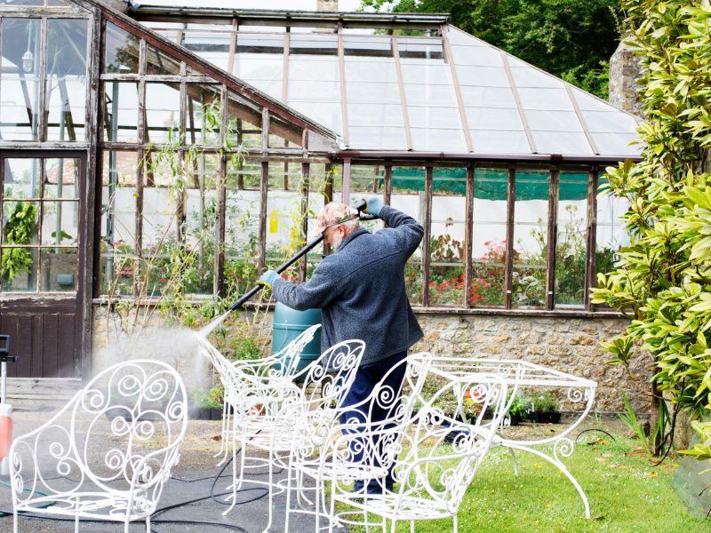 Jak prać poduszki na meble ogrodowe?