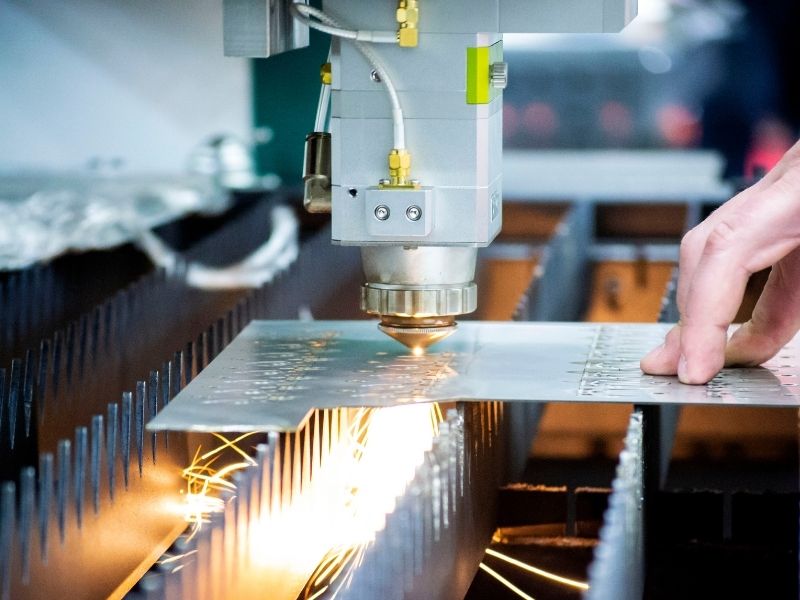 Robotyka w ogrodnictwie – jak maszyny przemysłowe wspierają projekty ogrodowe