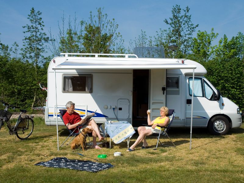 Przyczepa kempingowa na działce – czy można postawić?