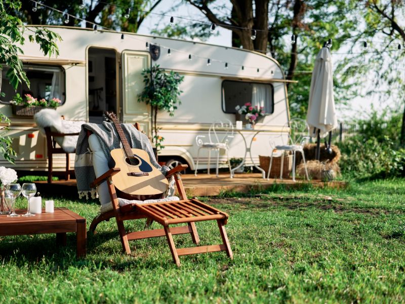 kamper w ogrodzie