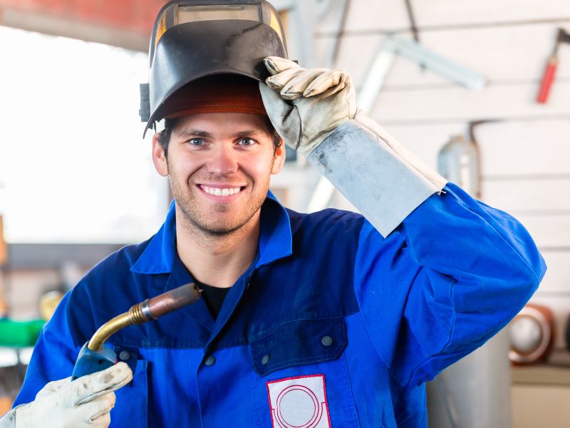 warsztat spawalniczy w ogrodzie